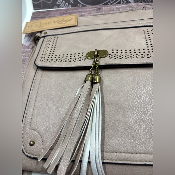 Revive Vintage Vegan shoulder bag mushroom color , pocket in front tassel & snap - Picture 2 of 4